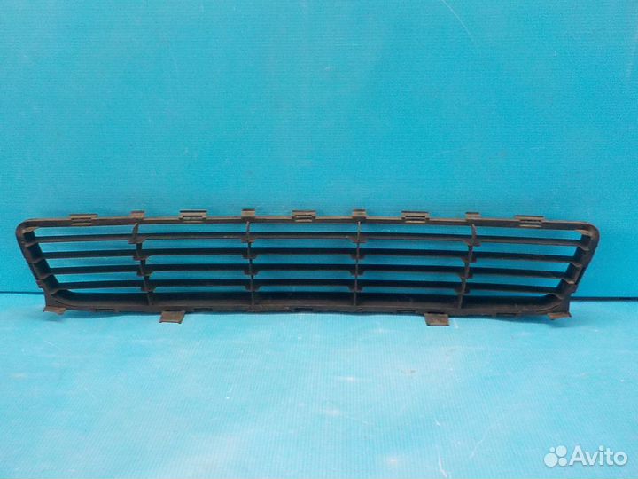 Решетка переднего бампера центральная toyota Auris