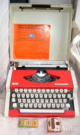 Механическая пишущая машина unis Traveller DE Luxe