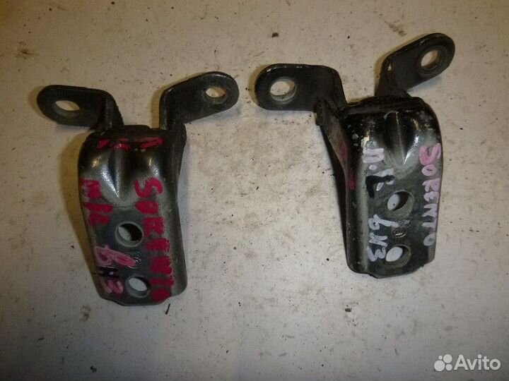 Петля двери передней левой нижняя KIA sorento 2009