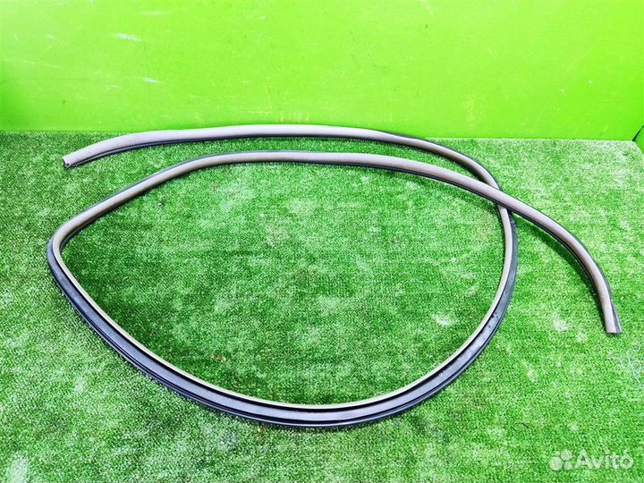 Уплотнитель проема двери передней правой Toyota Y