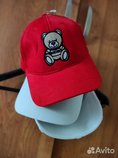 Кепка женская красного цвета с принтом