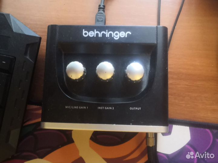 Внешняя звуковая карта behringer um2