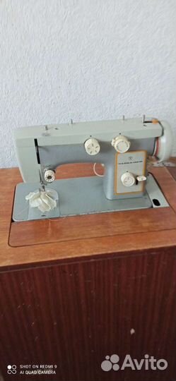 Швейная машина Чайка 142м с тумбой, ножная