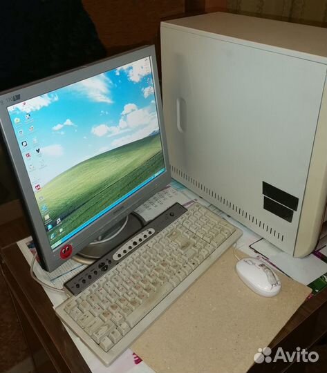 Компьютер с монитором, клавиатурой и мышью