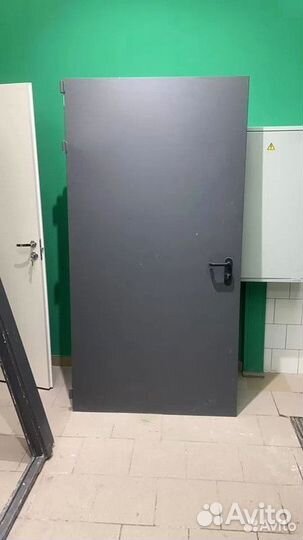 Входная противопожарная металлическая дверь