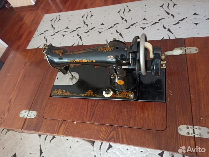 Ретро винтажная швейная машинка СССР