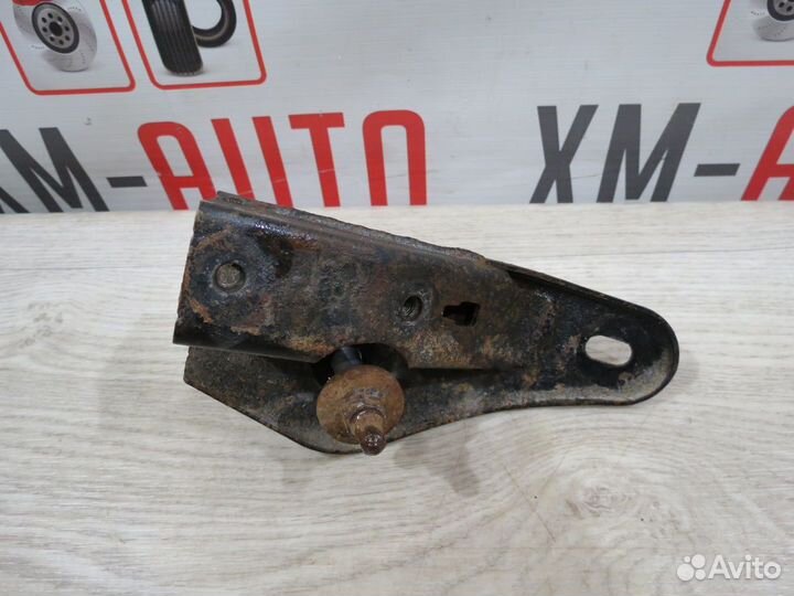 Кронштейн задний правый Toyota Camry v40