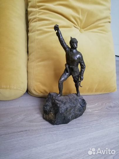 Статуэтка воина
