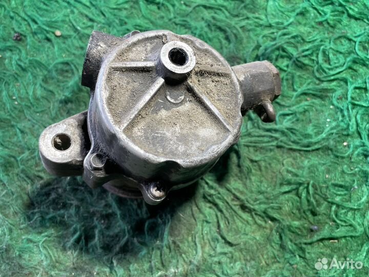 Насос выкумный mazda 323 BJ 1998