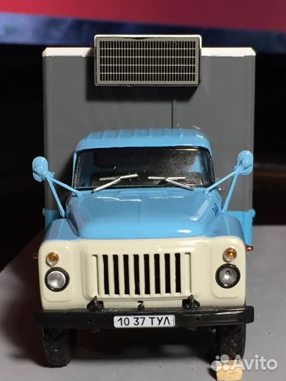 Коллекционные машинки:газ-53 с грузчиком