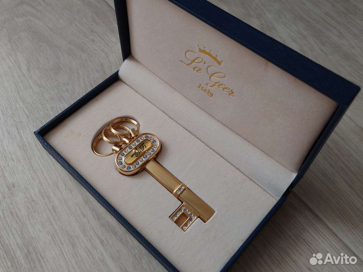 Сувенирный брелок ключница