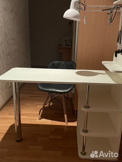 Маникюрный стол