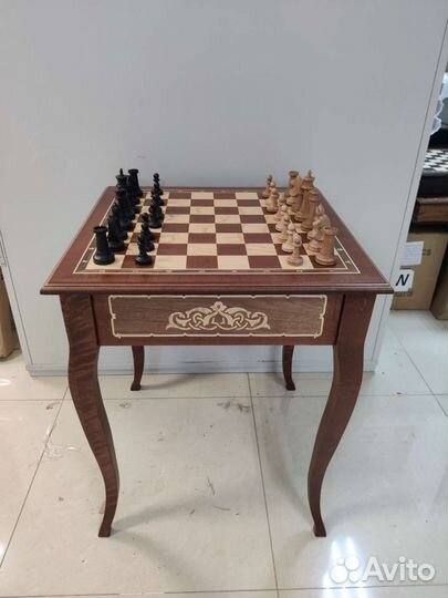 Шахматные стол из красного дерева и бука