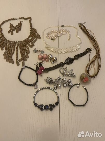 Женская бижутерия (серьги, браслеты, жемчуг)