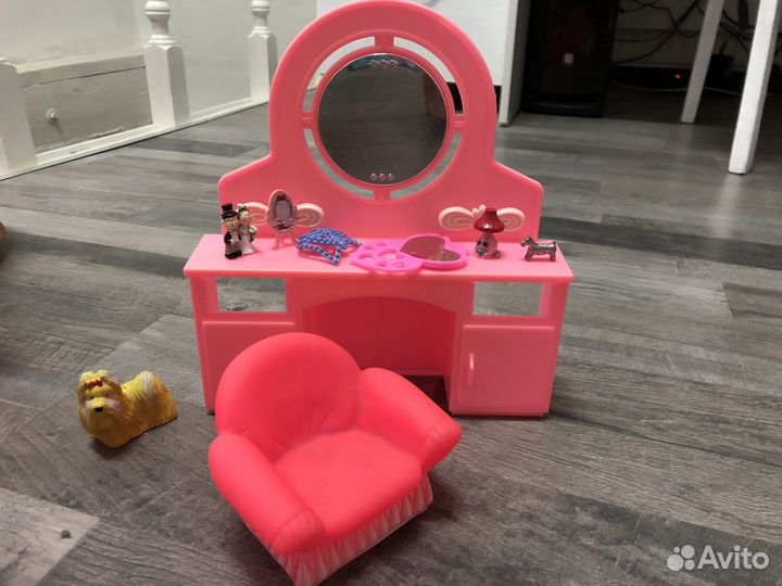 Мебель, машина, одежда и велосипед Барби