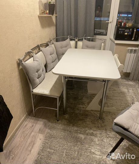 Кухонный уголок со столом