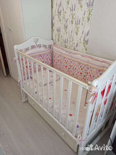 Детская кроватка с универсальным маятником