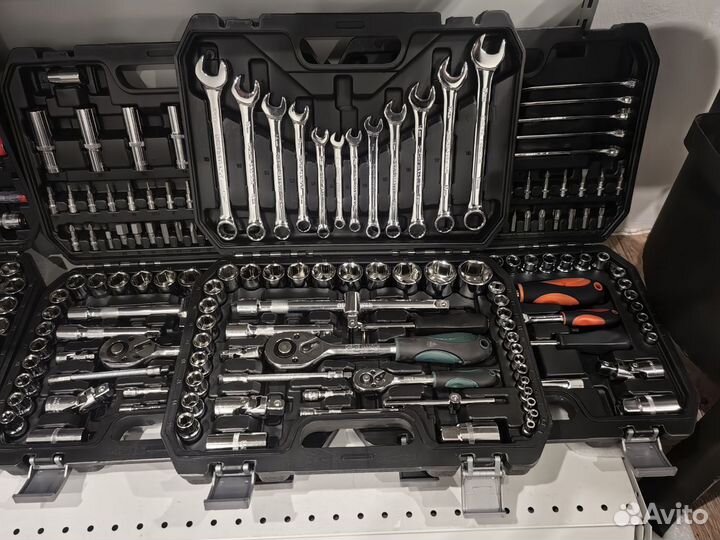 Набор инструментов в чемодане