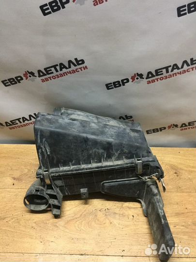 Корпус воздушного фильтра Mitsubishi Carisma