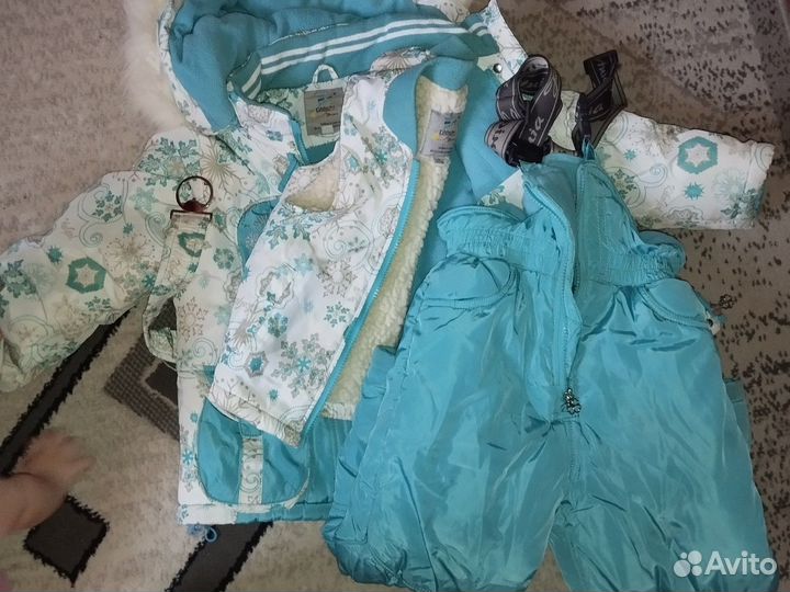 Две зимние куртки, одна весенняя. Все с комбезами