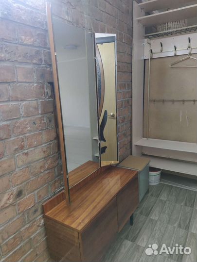 Зеркало с дверками