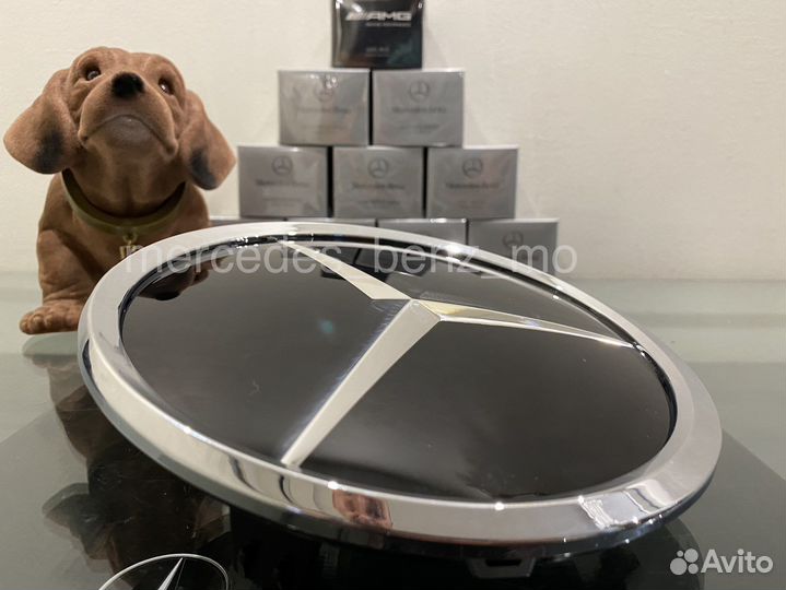 Эмблема звезда Мерседес Бенц в решетку радиатора