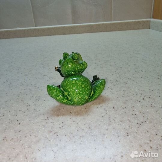 Статуэтки лягушка, собака, лебедь, дельфины