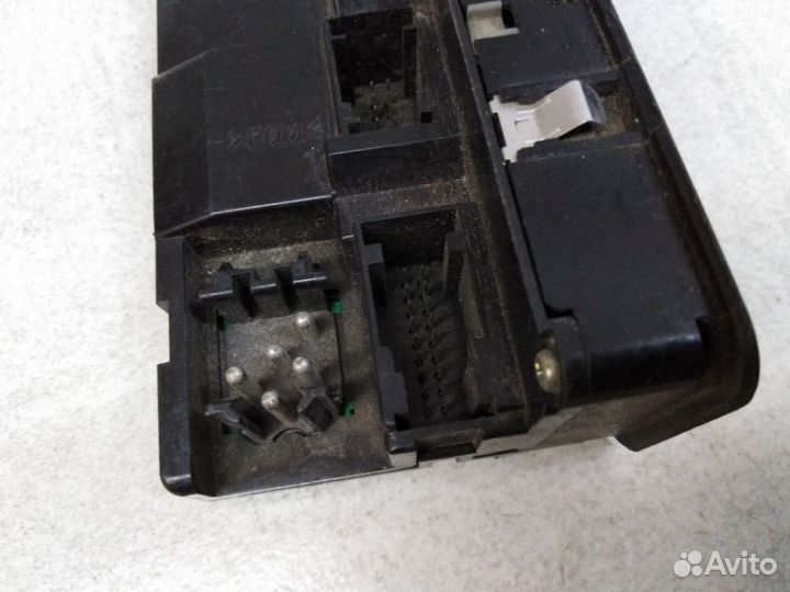 Блок управления стеклоподъемниками и зеркалами