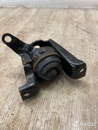 Опора (подушка) передняя правая Toyota Avensis T25