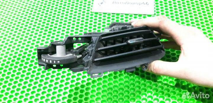 Дефлектор в торпедо центральный левый Cruze J300