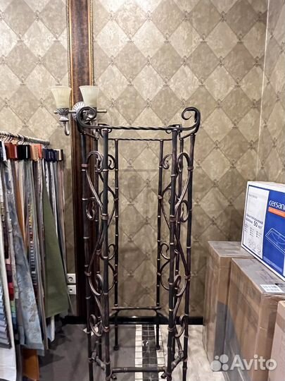 Стойка — вешалка для олежды, аксессуаров