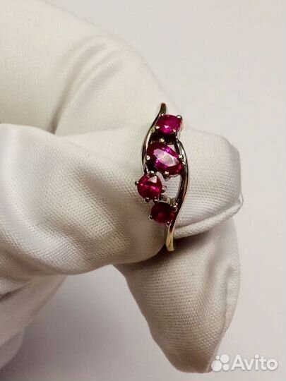 Кольцо с синтетическим камнем Золото