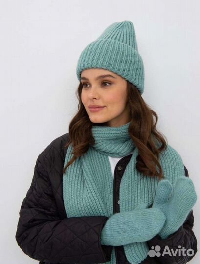 Комплект шапка, шарф и варежки новый