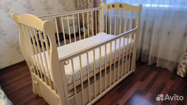 Детская кроватка с маятником и ящиком