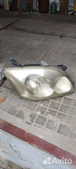 Фары на toyota avensis 2