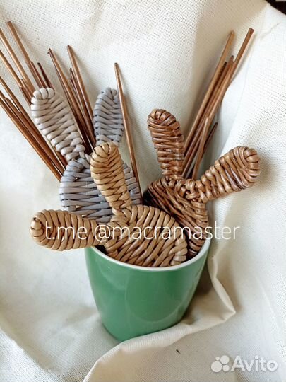 Украшения плетеные зайчики