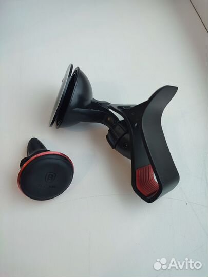 Магнитный держатель для телефона в машину