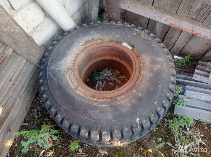 Колëса с дисками для прицепа сельхозмашины