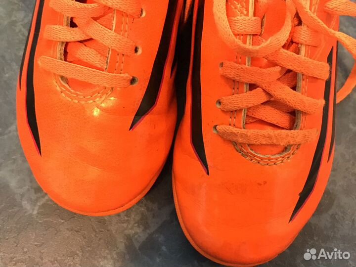 Футбольные бутсы adidas 28