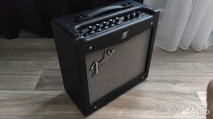 Гитарный комбоусилитель Fender Mustang I