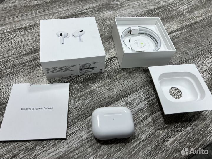 Наушники Apple AirPods Pro MagSafe Charging Case