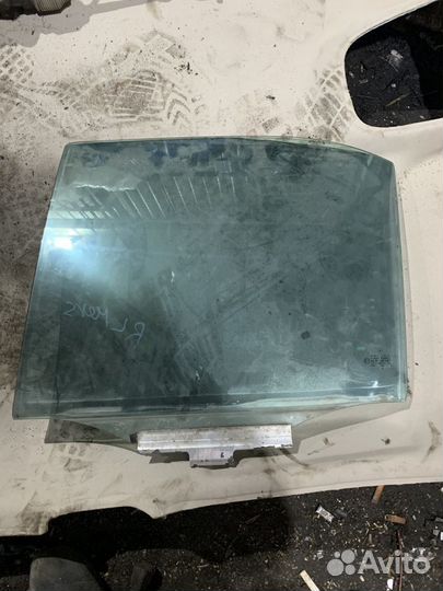 Стекло задней левой двери мерседес W202