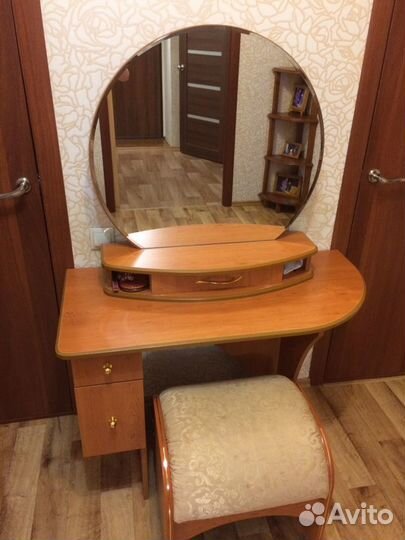 Трюмо с зеркалом