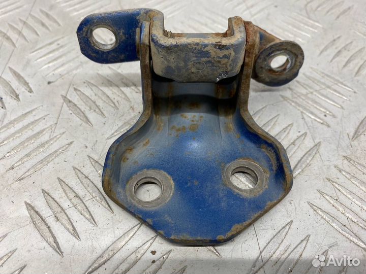 Б/У петля двери передний левый Mazda Demio DW5W B5