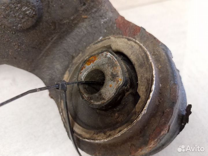 Рычаг передний левый нижний