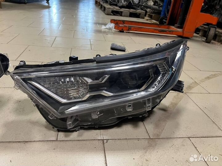 Фары передние пара full LED RAV 4 xa50 2021