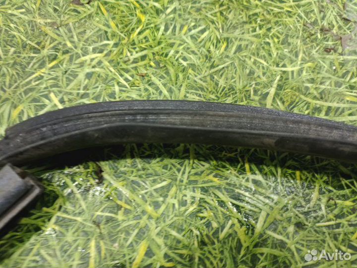 Уплотнительная резинка боковой двери передняя