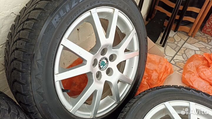 Bridgestone Blizzak Spike-01 205/55 R16