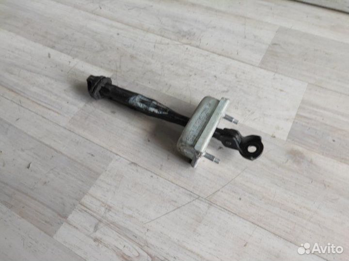 Ограничитель двери задний левый Opel Astra J 2010