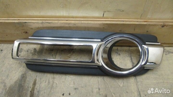 Рамка противотуманной фары левой Mitsubishi Pajero